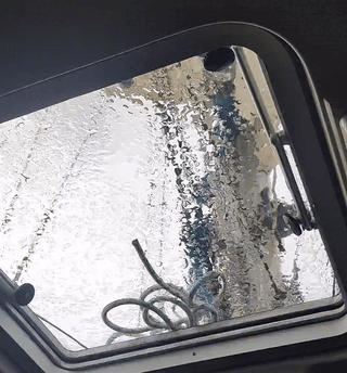 Dunkle Gewitterwolken und Regen nähern sich dem Ankerplatz bei Heiligenhafen