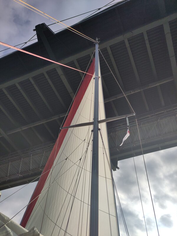 Blick vom Deck beim Ansteuern der Fehmarnsundbrücke mit Mast im Bild