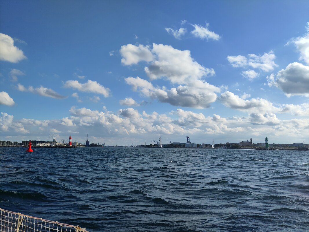 Warnemünder Leuchtturm und Hafeneinfahrt mit Mole